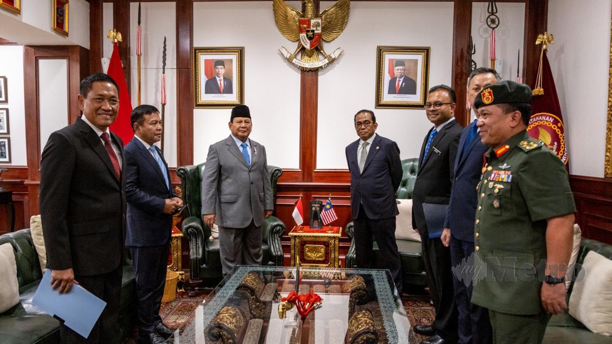 Menteri Pertahanan Datuk Seri Mohamed Khaled Nordin (empat, kanan) melakukan lawatan kerja rasmi pertamanya keatas rakan sejawatnya dari Indonesia, Prabowo Subianto hari ini. FOTO BERNAMA