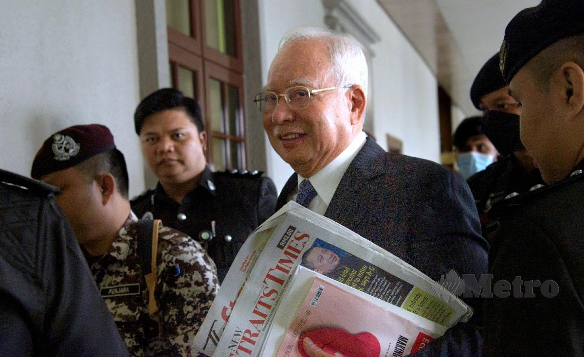 Najib Tun Razak (dua kanan) hadir di Kompleks Mahkamah Kuala Lumpur hari ini. FOTO BERNAMA