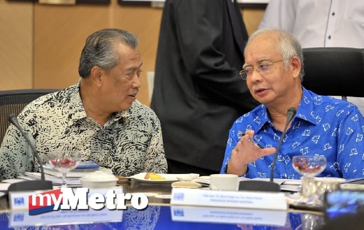 PERDANA Menteri Datuk Seri Najib Tun Razak (kanan) berbual bersama timbalannya Tan Sri Muhyiddin Yassin selepas mempengerusikan Mesyuarat Dewan Tertinggi Barisan Nasional (BN). FOTO Bernama