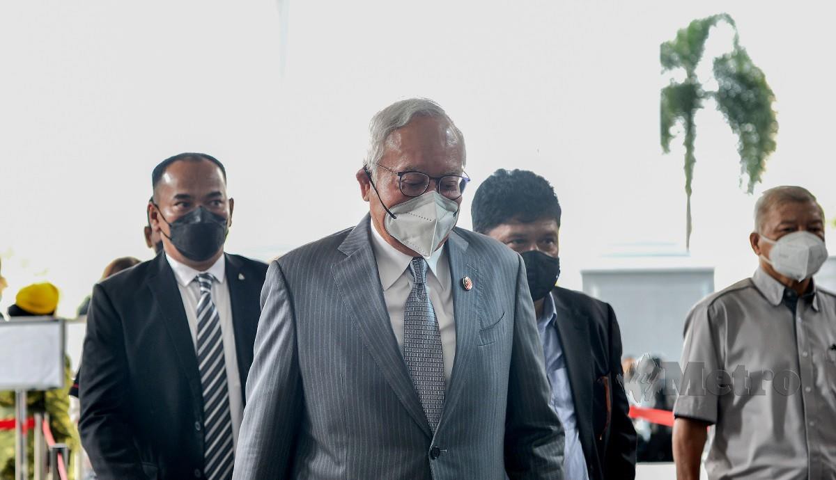 Najib (dua, kiri) hadir di Mahkamah Tinggi hari ini bagi sambung bicara berhubung kes 1MDB yang dihadapinya. FOTO Bernama 