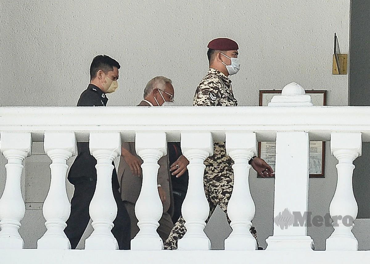 NAJIB (tengah) tiba di Kompleks Mahkamah Kuala Lumpur hari ini, bagi prosiding kes pengubahan wang haram membabitkan dana 1MDB yang dihadapinya. FOTO Bernama