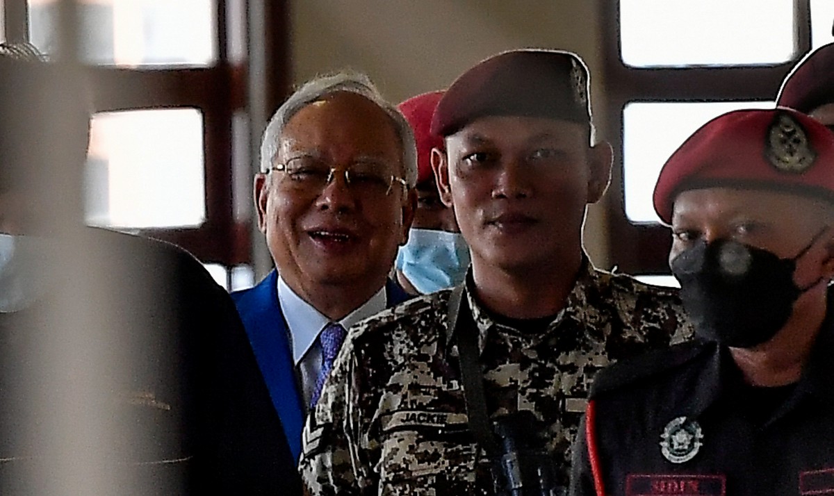 Bekas Perdana Menteri Datuk Seri Najib Razak (tengah) hadir di Mahkamah Tinggi hari ini. FOTO BERNAMA