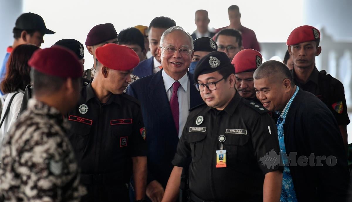Najib Tun Razak (tengah) hadir di Kompleks Mahkamah Kuala Lumpur bagi perbicaraan kes yang dihadapinya berhubung 1Malaysia Development Bhd (1MDB). FOTO BERNAMA