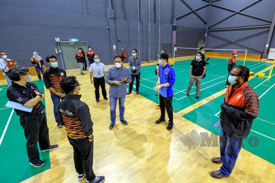 REEZAL (tengah) ketika melawat fasiliti yang disediakan untuk kegunaan atlet di Akademi Badminton Malaysia, Bukit Kiara, Februari lalu. FOTO Bernama