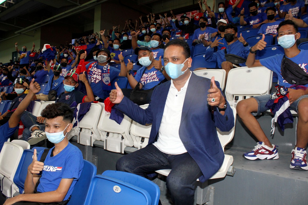 REEZAL Merican memantau pematuhan penonton terhadap prosedur operasi standard (SOP) yang ditetapkan pihak berkuasa bagi perlawanan JDT bertemu Melaka United di Stadium Sultan Ibrahim, semalam. FOTO MFL