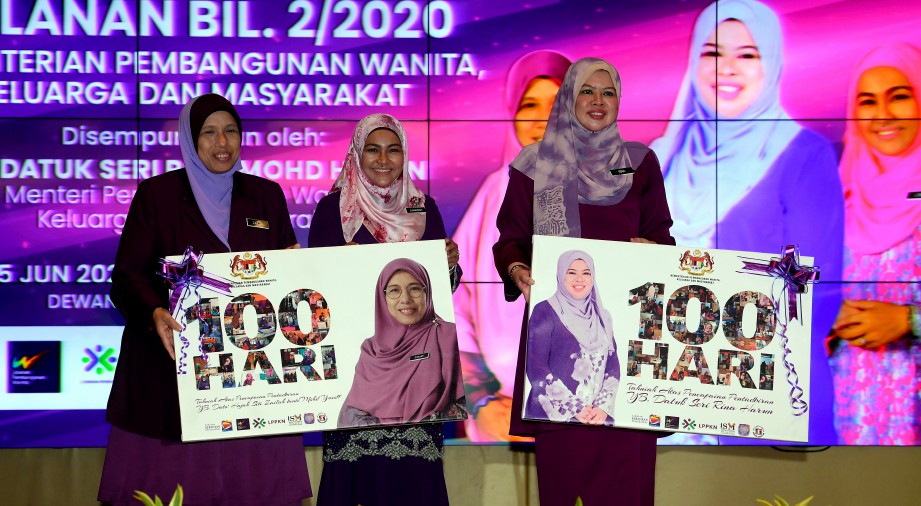 RINA (kanan) bersama Timbalannya Datuk Siti Zailah Mohd Yusoff (kiri) dan Ketua Setiausaha Kementerian Datuk Junaidah Kamarruddin pada majlis hari ini. FOTO Bernama.