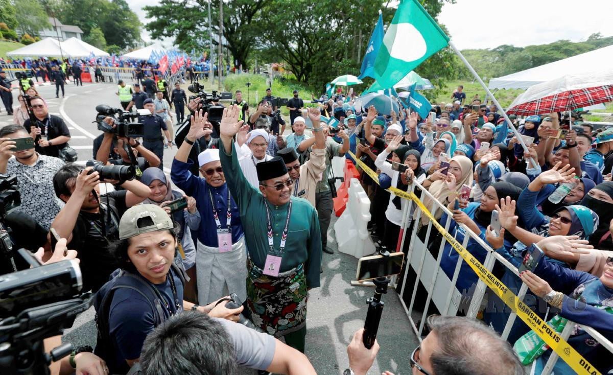 DATUK Seri Muhammad Sanusi Md Nor melambai tangan kepada penyokong Perikatan Nasional di Pejabat Daerah dan Tanah Sik. FOTO Syaharim Abidin