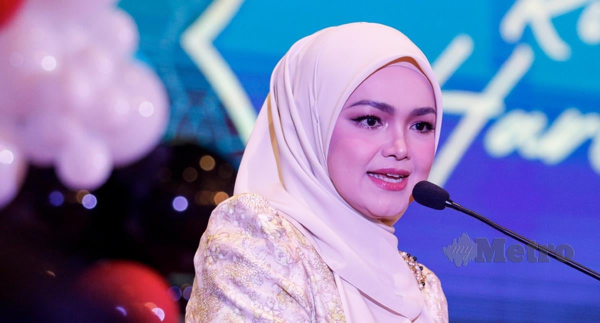 Siti Nurhaliza berucap pada Majlis Rumah Terbuka Hari Raya Aidilfitri Nurjiwa di Hotel Royale Chulan, hari ini. FOTO SADIQ SANI