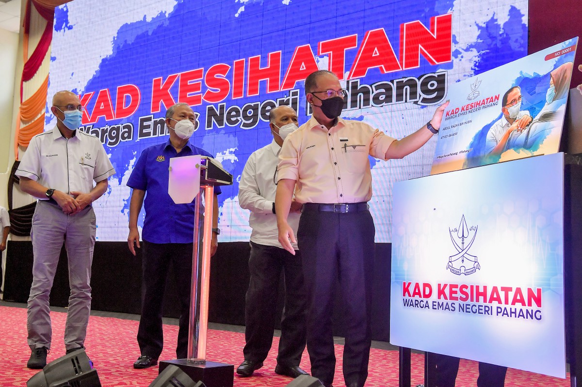 Wan Rosdy (kanan) menyempurnakan gimik pelancaran Kad Kesihatan Warga Emas Pahang hari ini. Foto Bernama
