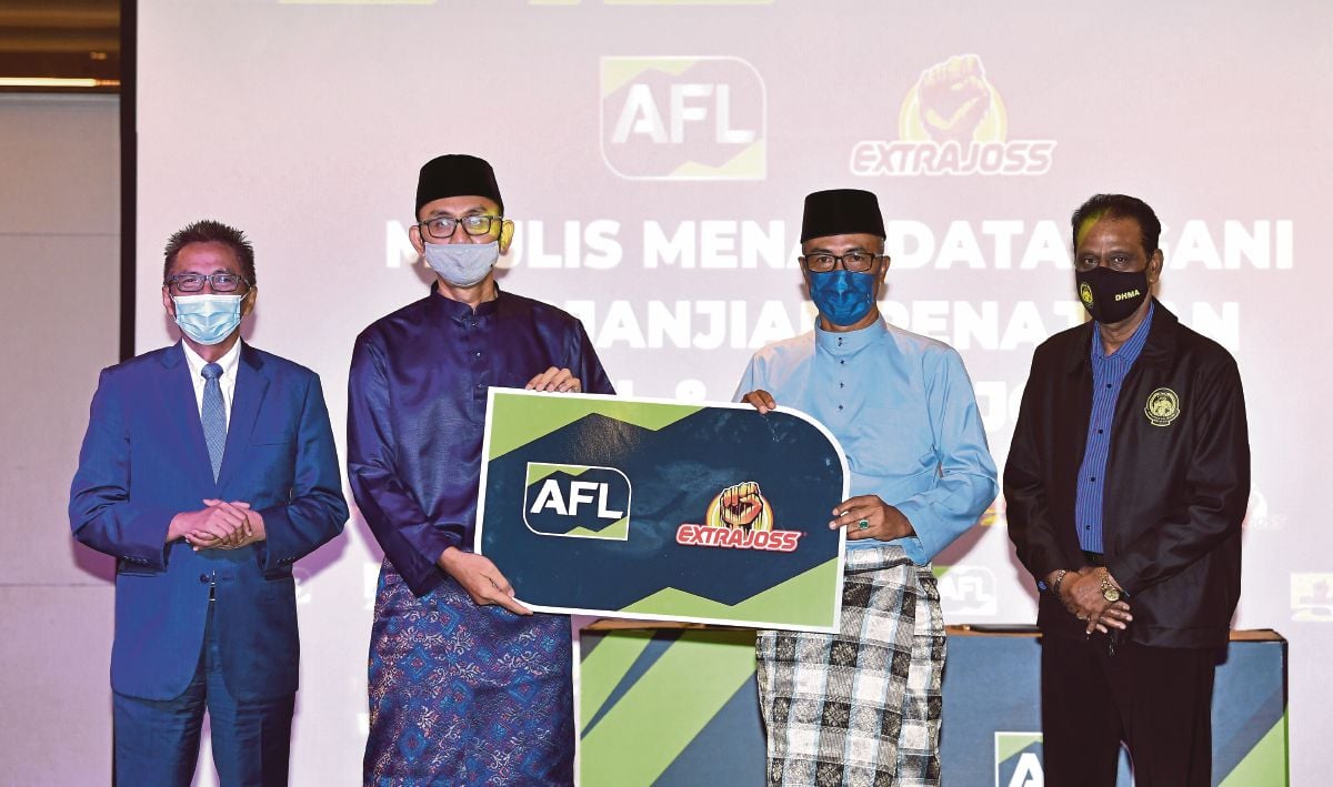 YUSOFF  (dua kanan) bergambar bersama Ketua Perwakilan Kalbe Malaysia Sdn Bhd Asep Dasuki (dua  kiri) memegang replika plakad AFL.  