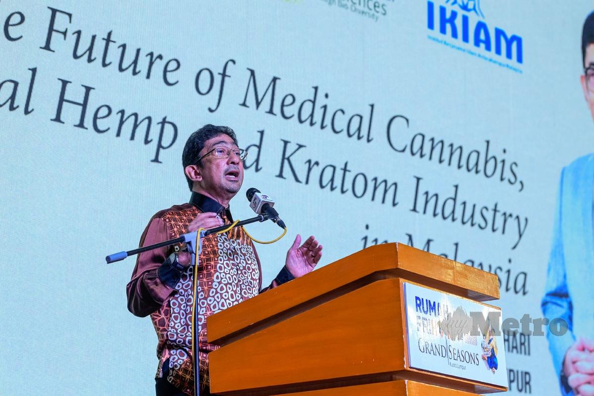 Zahidi Zainul Abidin berucap pada forum awam 'Sustainable Future of Medical Cannabis, Industrial Hemp and Kratom Industry in Malaysia' hari ini. FOTO BERNAMA