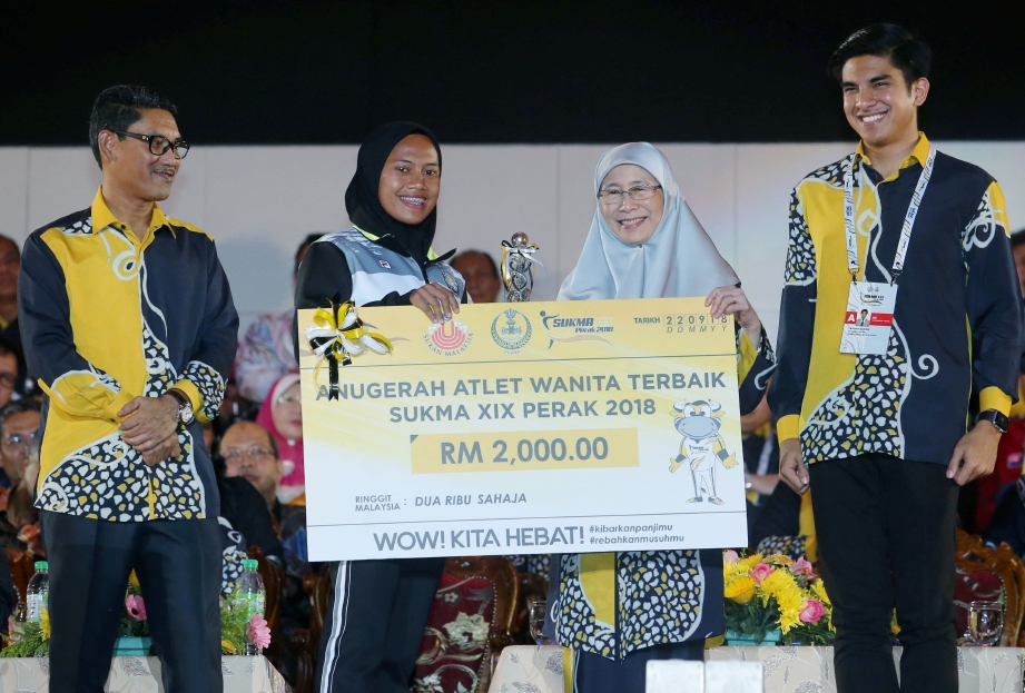 IPOH 22 SEPTEMBER 2018. Timbalan Perdana Menteri, Datuk Seri Dr Wan Azizah Wan Ismail (tiga kiri) menyampaikan anugerah Atlet Wanita Terbaik SUKMA Perak 2018 kepada Azreen.  FOTO/ABDULLAH YUSOF
