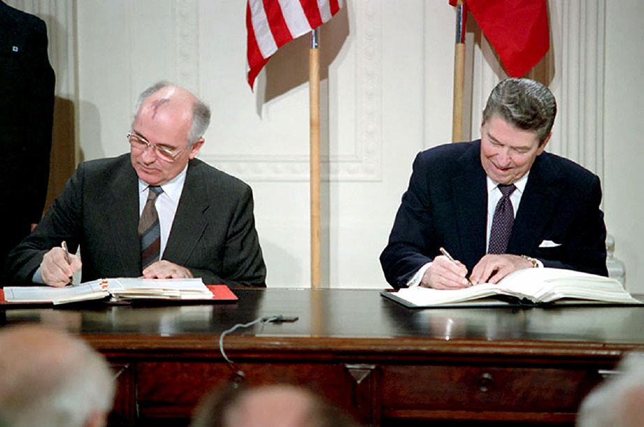 GAMBAR fail Perjanjian INF yang dimeterai Presiden Ronald Reagan dan pemimpin Soviet, Mikhail Gorbachev pada Disember 1987. FOTO AFP
