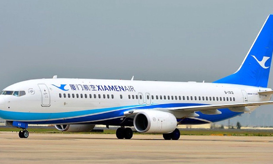 PESAWAT Xiamen Air ditangguh penerbangan gara-gara insiden berkenaan. FOTO Weibo