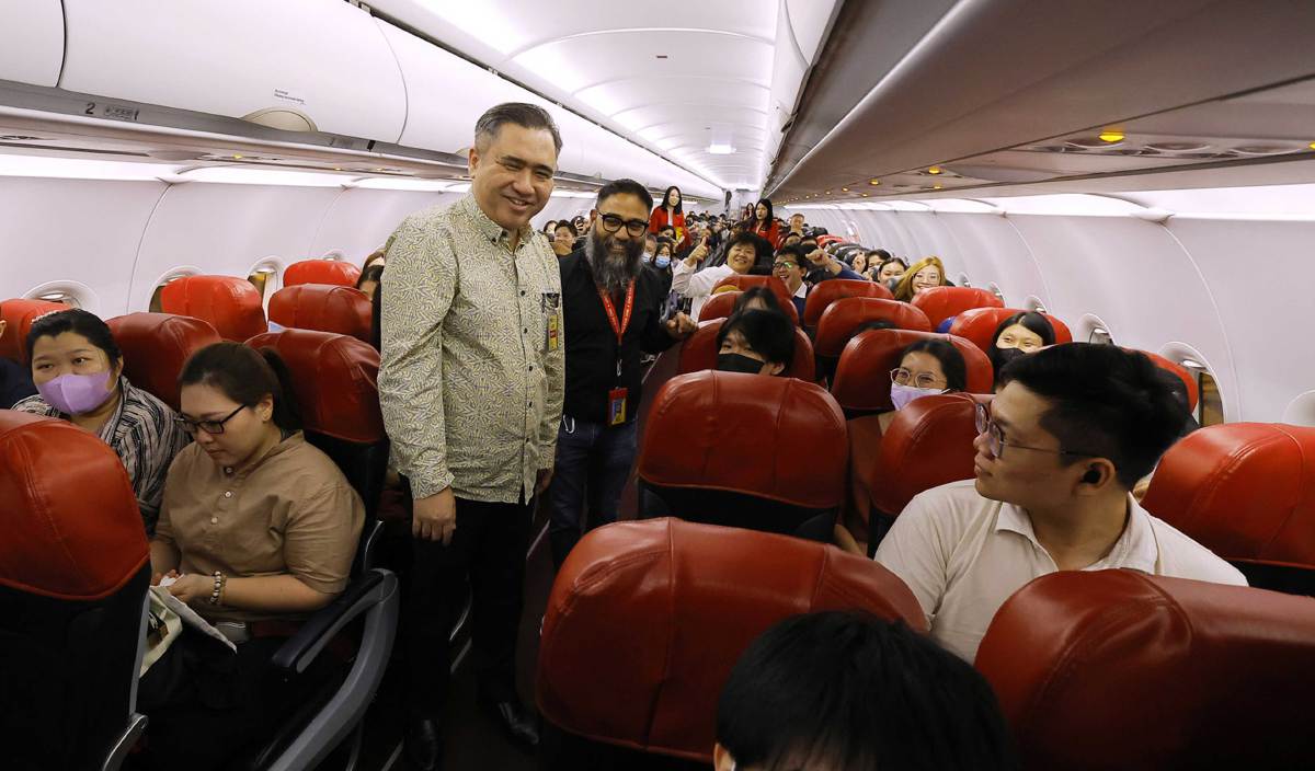 ANTHONY Loke beramah mesra bersama para penumpang ketika hadir pada Majlis Pelepasan Pesawat Tambahan Khas AirAsia sempena Tahun Baharu Cina di Lapangan Terbang Antarabangsa Kuala Lumpur 2 (KLIA2).  FOTO BERNAMA