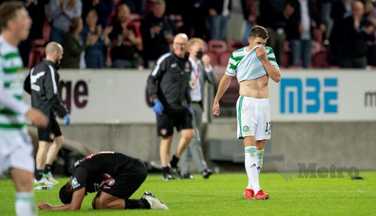 PEMAIN Celtic, Ryan Christie (kanan) kecewa selepas pasukannya tersingkir di pusingan kedua kelayakan Liga Juara-Juara. FOTO EPA