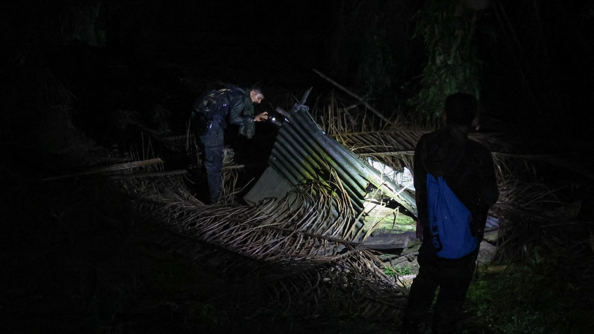 ANGGOTA PGA melakukan operasi di kawasan kebun kelapa sawit, semalam berdekatan lokasi disyaki terdapat tahanan menyembunyikan diri. FOTO Bernama