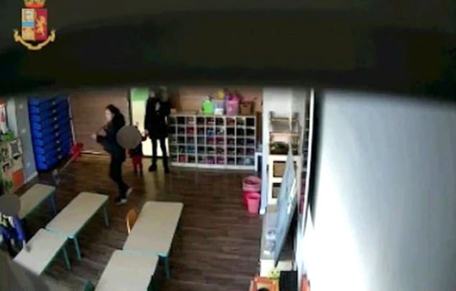MOLI dan Pingping melakukan penderaan ke atas kanak-kanak di sebuah taska di Prato, Itali. FOTO Youtube