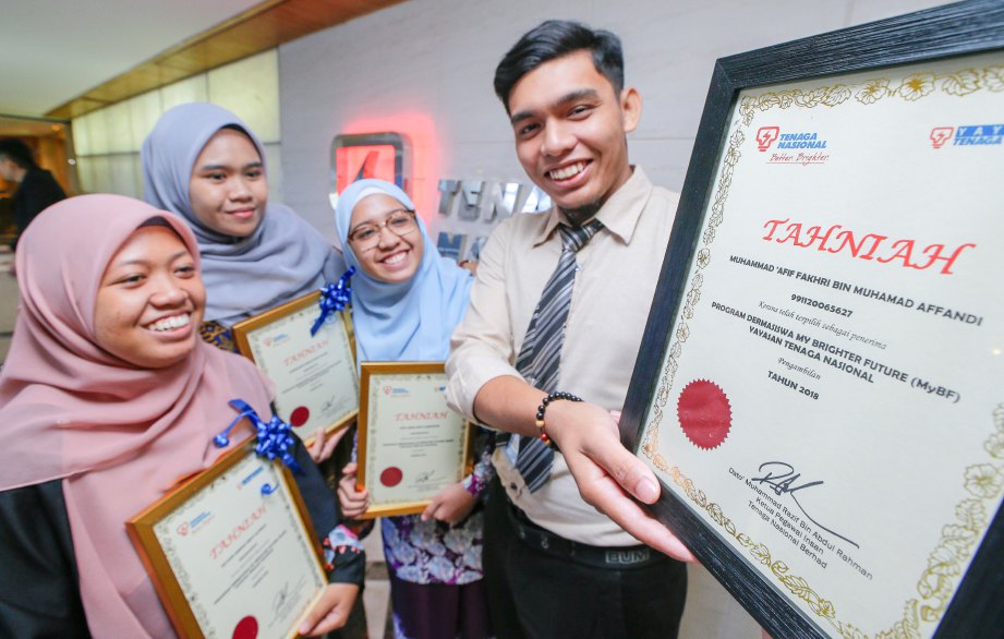  DARI kanan, Muhammad Afif Fakhri, Nor Maira Amiruddin, Norrapidah  dan Siti Nor Aminah Satiman berkongsi kegembiraan sambil menunjukkan sijil yang diterima.
