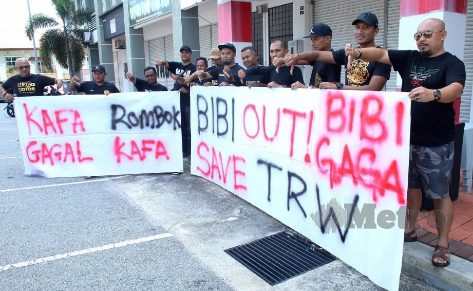 Penyokong Kelantan mengadakan bantahan aman mendesak Bibi Ramjani meletak jawatan sebagai Presiden KAFA di Grandstation Cafe TRWNS, Senawang. FOTO Adzlan Sidek.