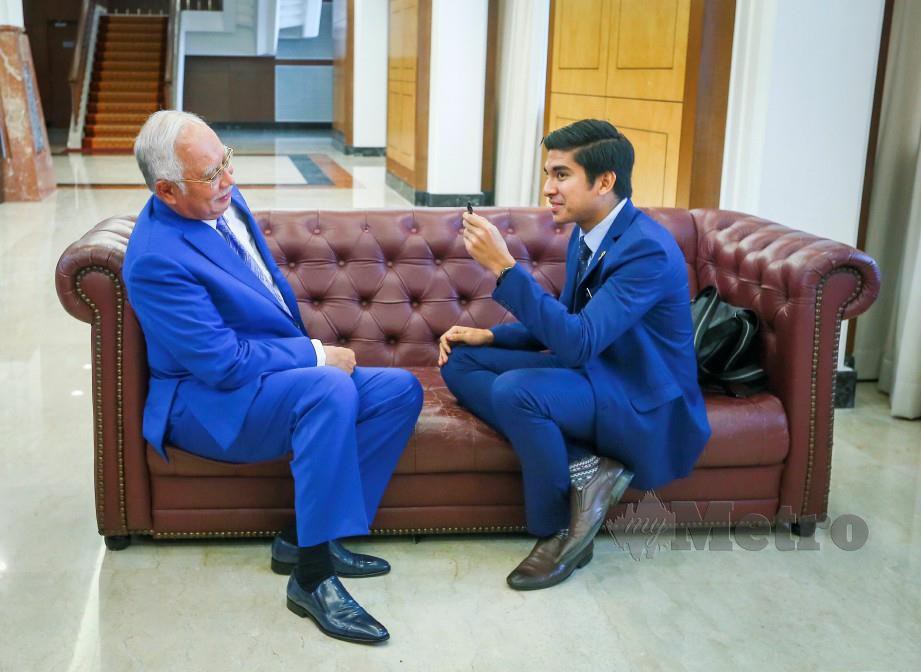 SYED Saddiq berbual bersama Najib ketika hadir pada Sidang Dewan Rakyat di Bangunan Parlimen. FOTO Muhd Zaaba Zakeria