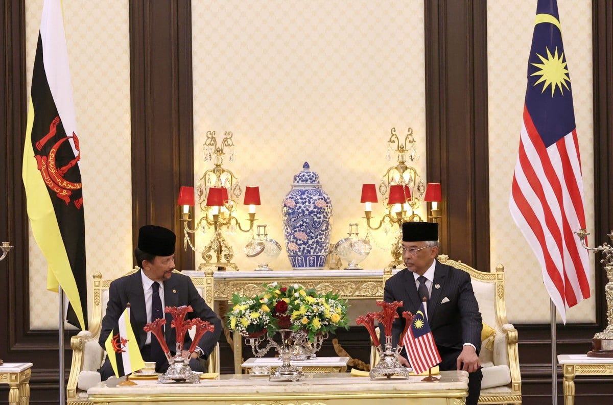Al-Sultan Abdullah (kanan) dan Sultan Hassanal Bolkiah pada Istiadat Sambutan Negara di Istana Negara hari ini. FOTO BERNAMA