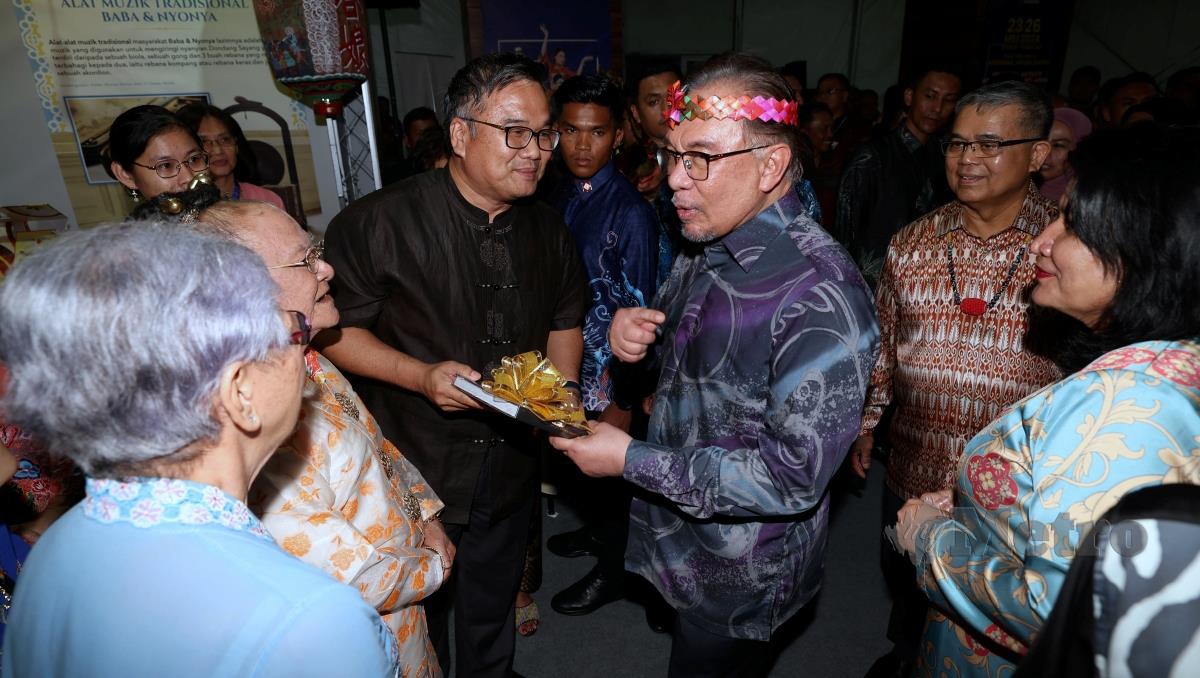 Perdana Menteri Datuk Seri Anwar Ibrahim beramah mesra dengan etnik baba dan nyonya Melaka.