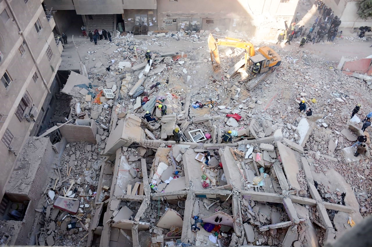 Sebuah bangunan 13 tingkat runtuh di ibu negara Mesir hari ini menyebabkan sekurang-kurangnya lapan maut dan 22 cedera. FOTO AFP