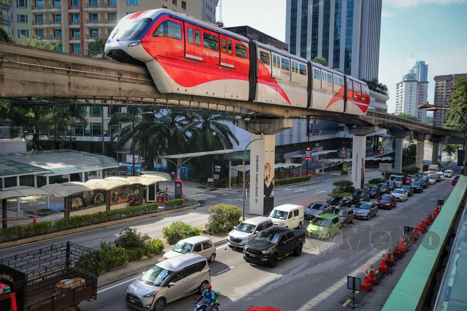KELIHATAN jumlah kenderan memasuki pusat bandar masih banyak di Bukit Bintang pada tinjauan kesesakan jalan raya yang menuju ke Kuala Lumpur susulan PKPD di laksanakan beberapa kawasan sudah menjadi zon merah . FOTO ASWADI ALIAS.