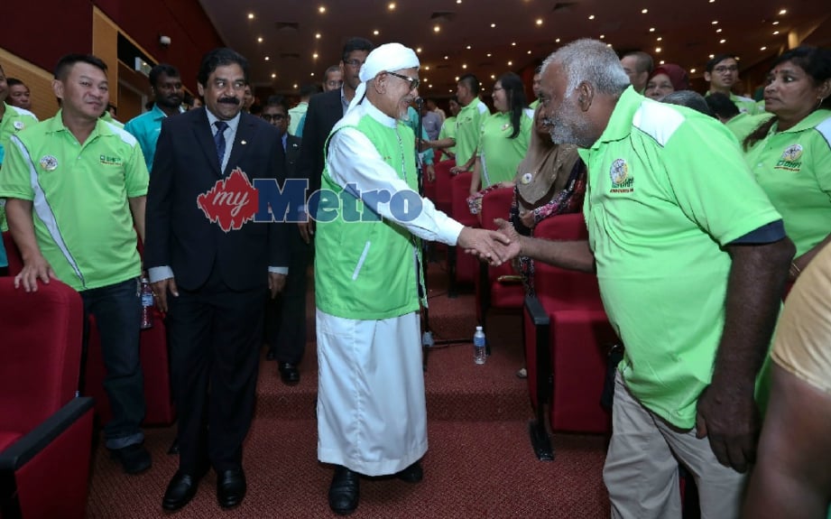 Abdul Hadi dan Balasubramaniam (dua kiri) bersalaman bersama para perwakilan semasa hadir merasmikan Konvensyen Nasional DHPP Kali Pertama sempena Muktamar PAS ke-64. FOTO Ghazali Kori
