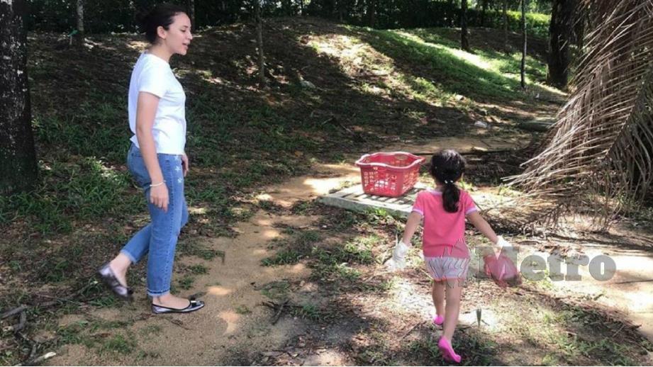 FOTO Diana Danielle bersama anaknya, Nur Aurora mengutip sampah dipuji ramai sehingga mendapat lebih 22,000 'like'. FOTO Instagram Diana Danielle