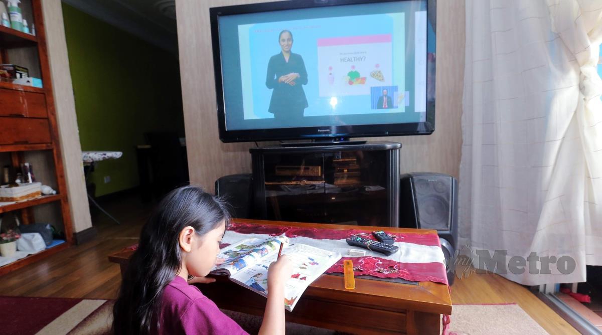 Murid SK Seri Tasik, Maira Syamimah, 10, belajar di rumah dengan menonton Bahasa Inggeris  tahun 4 sesi  jam 9.45am pada DidikTV KPM bersiaran di NTV7. 