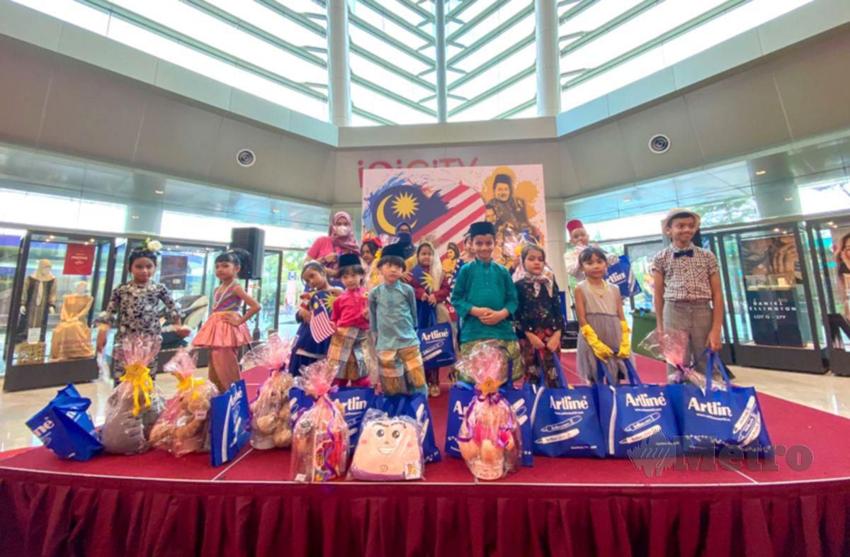 ANTARA kanak-kanak yang menerima hamper daripada MR DIY di sebuah pusat beli-belah di Putrajaya.