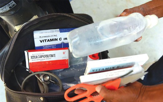  ANTARA ubat dan peralatan yang ada dalam ‘klinik bergerak’ Mon.