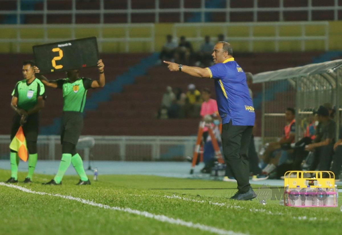 JURULATIH Sri Pahang FC, Dollah Salleh memberi arahan kepada pemainnya pada perlawanan suku akhir Piala FA menentang Penang FC, Sabtu lalu. FOTO FARIZUL HAFIZ AWANG