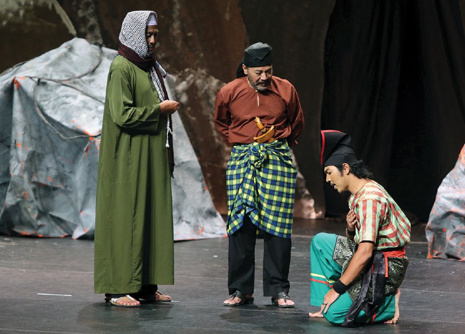 JALALUDDIN (kiri) dan Mubarak Majid (tengah) turut tampil dalam teater ini.