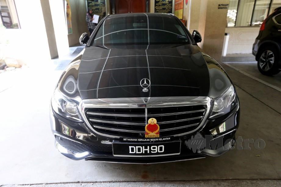 SEBUAH kereta Mercedes Benz yang sudah dibeli dari beberapa buah kereta yang sudah ditempah untuk kegunaan rasmi pegawai tinggi kerajaan di Kompleks Kota Darul Naim. FOTO NSTP