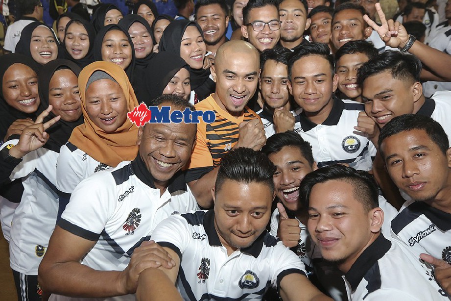 ATLET berbasikal negara, Azizulhasni Awang (tengah) bersama Atlet Terengganu Sukan Malaysia (SUKMA) pada majlis penyerahan bendera Kontinjen Terengganu SUKMA) XIX, Perak 2018 di Stadium Tertutup Kompleks Sukan Gong Badak hari ini. FOTO/GHAZALI KORI