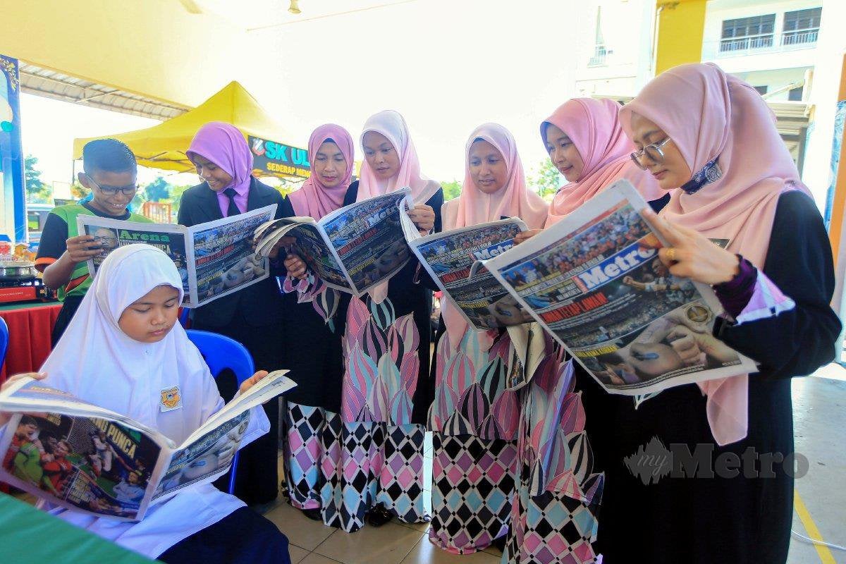 GURU dan pelajar Sekolah Kebangsaan Bandar Behrang 2020 membaca akhbar Harian Metro. FOTO GENES GULITAH