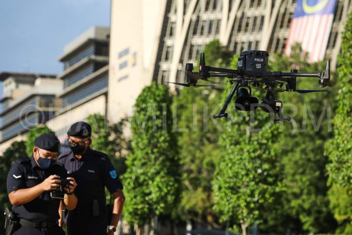 POLIS memperluas penggunaan dron bagi melakukan pemantauan SOP di kawasan tumpuan ramai di pusat pentadbiraan kerajaan Putrajaya. FOTO Ihsan PDRM