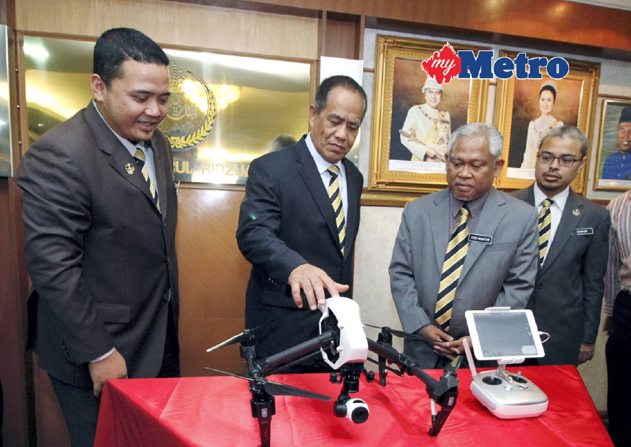 SUK Perak, Datuk Seri Abdul Puhat Mat Nayan (dua dari kiri) melihat dron yang akan digunakan PTG di negeri. - Foto FARAH SUHAIDAH OTHMAN