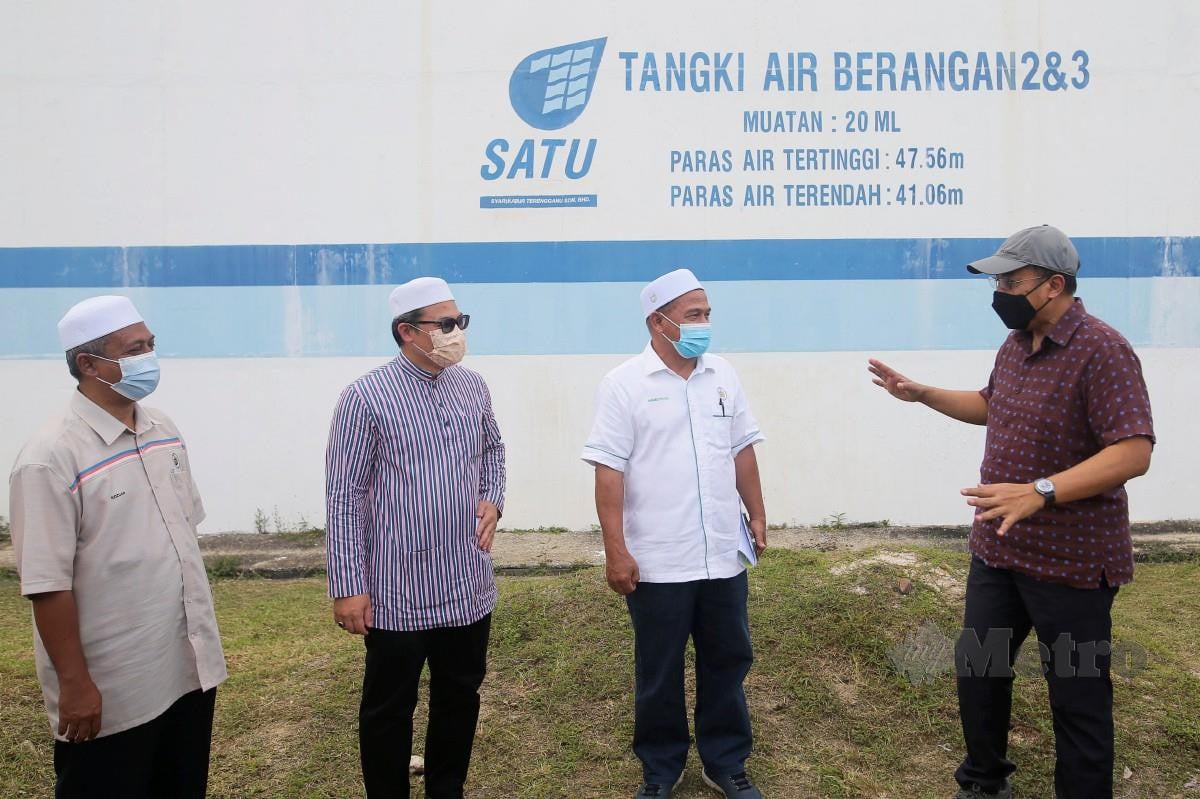 DR Ahmad Samsuri Mokhtar (kanan) bersama Dr Mamad (dua kiri)  selepas sidang media berhubung isu krisis bekalan air di Kampung Air Bukit Berangan. FOTO Ghazali Kori