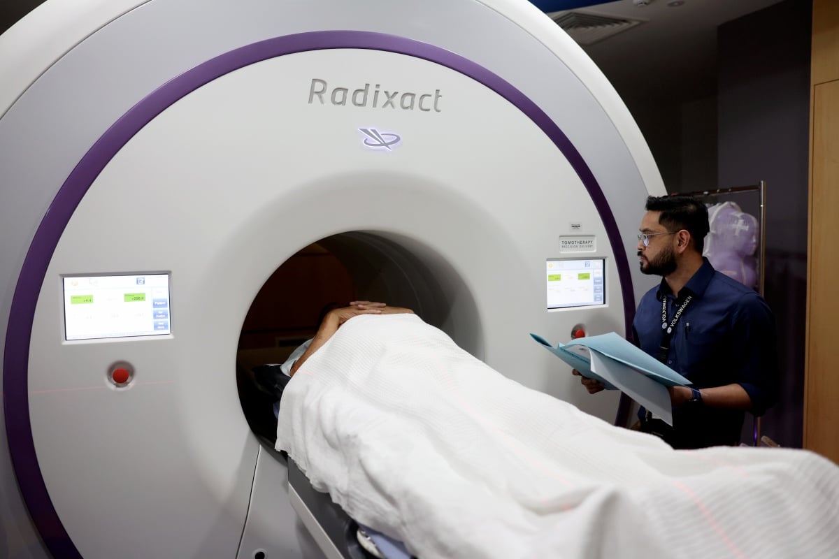 DR Eznal merawat pesakit kanser menggunakan mesin tomoterapi Radixact Treatnebt Delivery System di  Jabatan Radioterapi dan Onkologi HKL. 