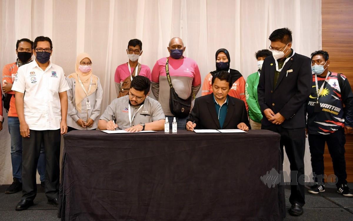 DR Shawaludin (duduk, kanan) menandatangani MoU bersama Zulhelmi duduk, kiri) pada Mesyuarat Agung Tahunan MSOSH Ke-51 hari ini. FOTO Bernama 