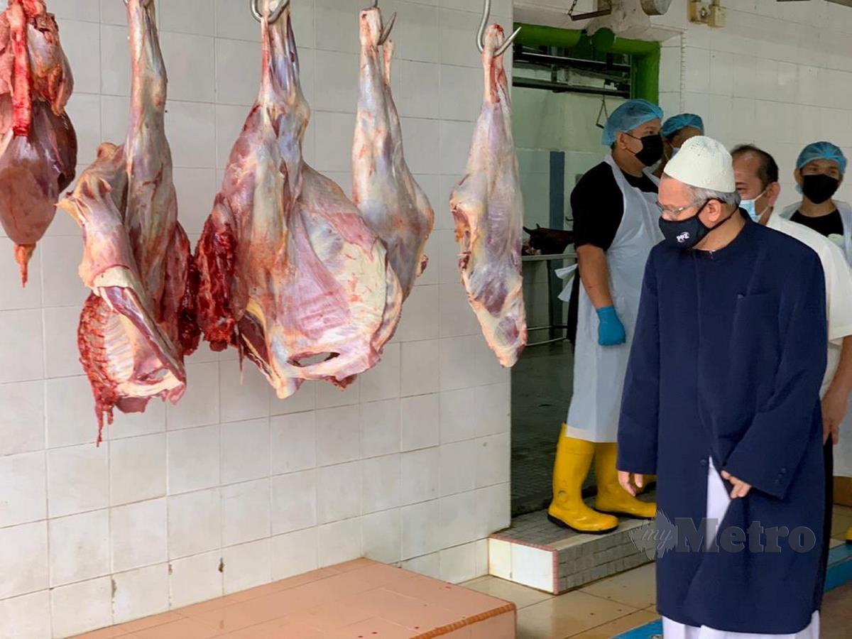 Menteri Agama Senator Datuk Dr Zulkifli Mohamad Al-Bakri, melawat kilang  HS Nada Sdn. Bhd., antara penggerak utama industri ternakan dan daging milik Muslim bumiputra di Rawang. FOTO ZULKIFLI 