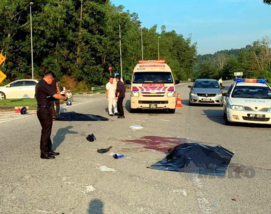 POLIS menjalankan siasatan di lokasi kemalangan maut membabitkan dua kenderaan di Kilometer 29, Jalan Johor Bahru-Pontian. FOTO IHSAN PDRM