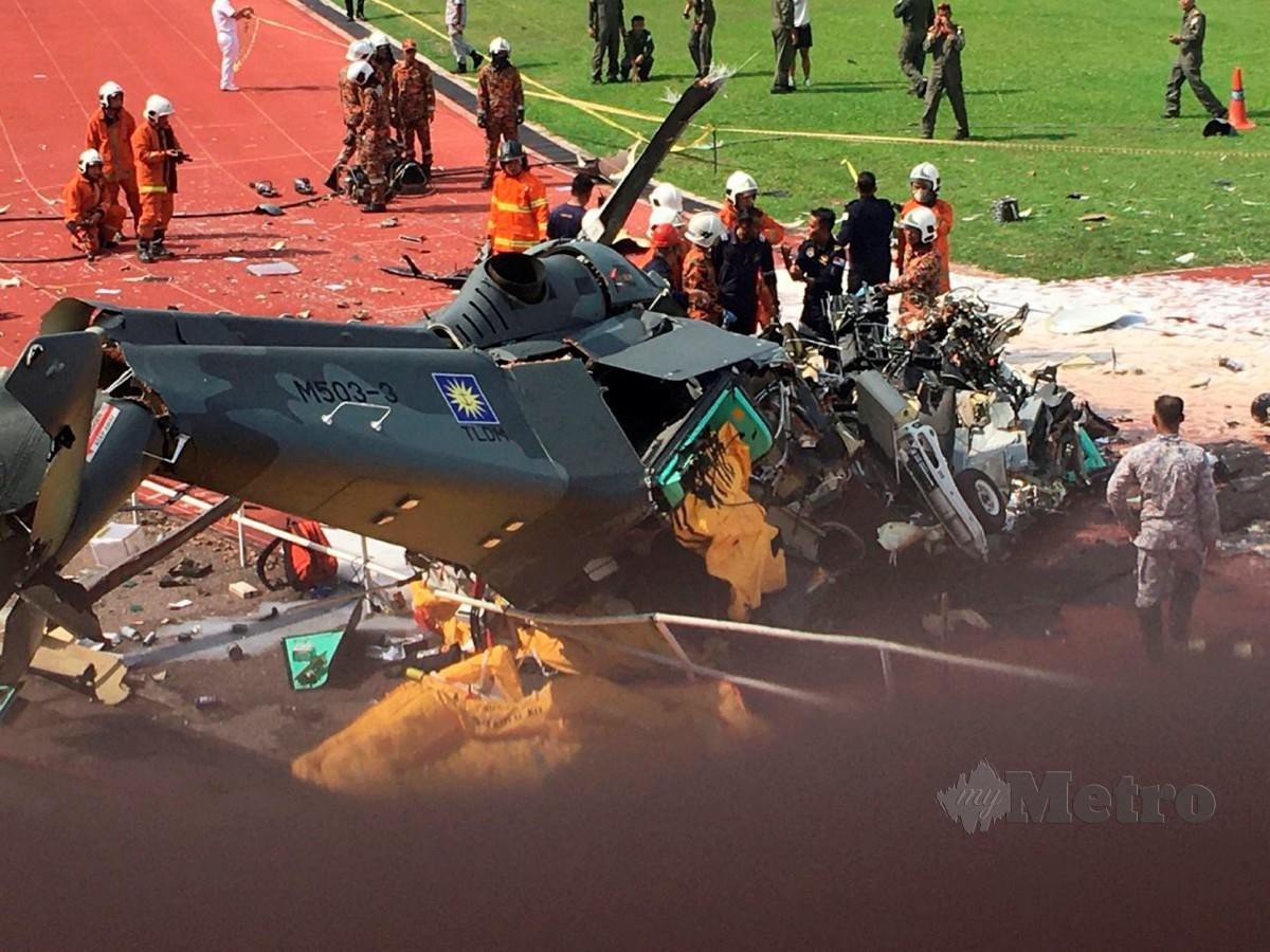 KEADAAN helikopter yang terhempas di Stadium TLDM Lumut