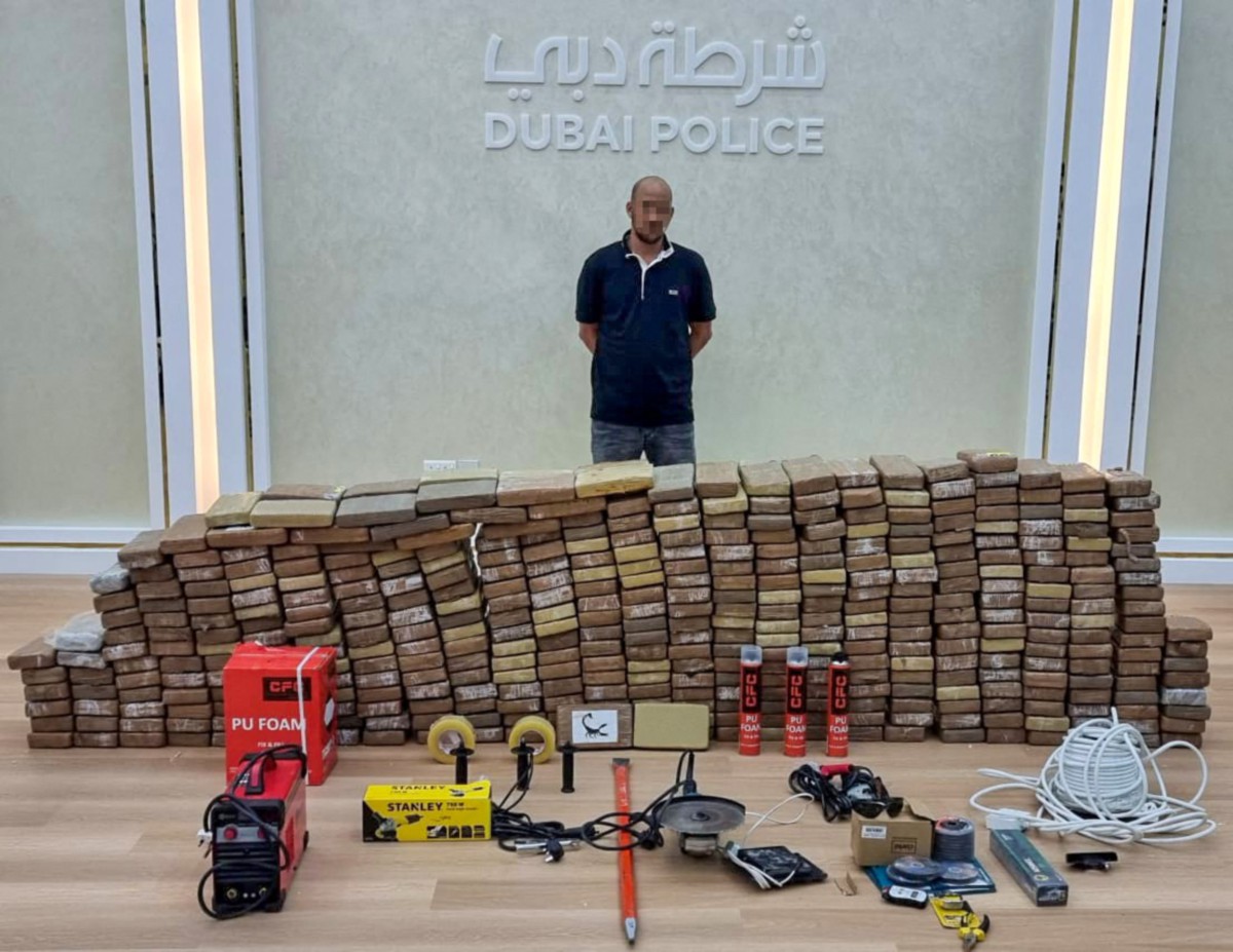 Suspek dan dadah yang dirampas Polis Dubai di sebuah gudang. Foto AFP