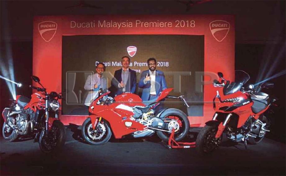 SAMSON (kanan) bersama Nazman dan Cheraki (tengah) bersama tiga model terbaru Ducati.