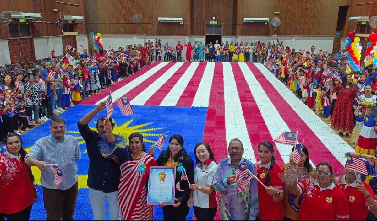 MURID Tadika Mega Genius berjaya mencipta rekod dalam Malaysia Book of Records (MBOR) dengan menghasilkan bendera terpanjang menggunakan dulang telur. FOTO Mary Victoria Dass  